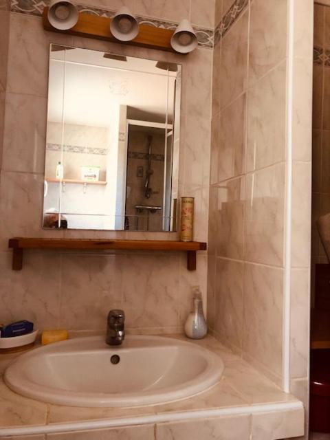 Votre Sejour A Sanary Dans Bas De Villa Avec Terrasse Vegetalisee Et Abritee Exposition Est Sud Ouest A 400M Du Centre Ville En Zone Pietonne Ou Tout Peut Se Faire A Pied Sanary-sur-Mer Exterior photo